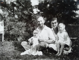 Вл. Щепанский с женой и детьми. Архив М. Соболевской