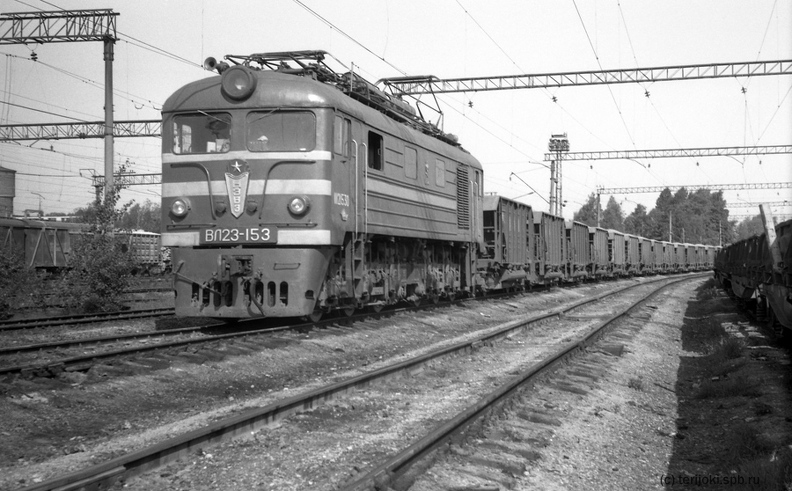 Электровоз ВЛ23-153 с грузовым поездом в ожидании отправления со станции Выборг-Товарный. Фото: Д. Верёвкин, 05 июня 1992 г.