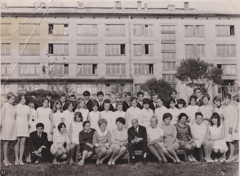 Зеленогорск. Школа №450, выпуск 1969 года. Фотография с учителями.