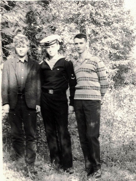 Выпускники школы №450 1969 года. Слева направо: Сергей Артамонов, Михаил Карпов, Евгений Квачев.