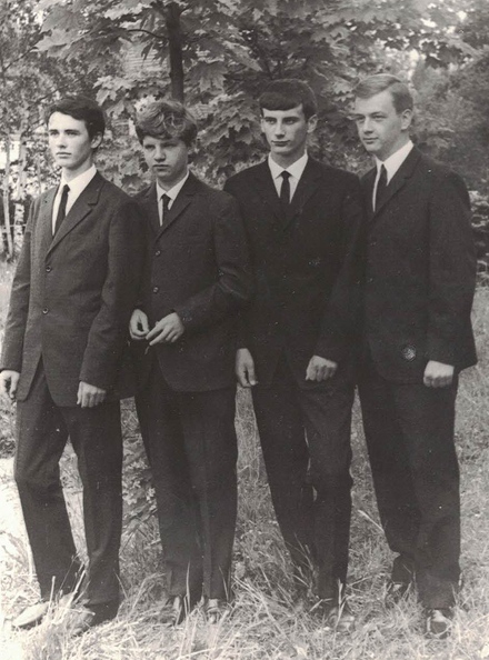 Выпускники школы №450 1969 года. Слева направо: Владимир Ефремов, Сергей Артамонов, Сергей Крутов, Михаил Карпов.