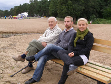 Раймо Пекканен с внуками на заливе в Ушково, 2011 г.