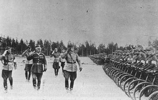 58. Генерал Сихво инспектирует войска на территории казарм в начале 1920-