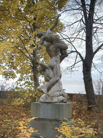 Мраморные скульптуры в прибрежном парке.   Фото 2002 г.