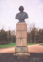 Памятник И. Е. Репину в центре поселка его имени.