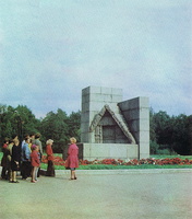 Гранитный памятник &quot;Шалаш&quot;. 1927 г. Архитертор А. Гегелло.
