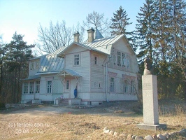 3. Дом и памятник В. М. Бехтереву перед ним.