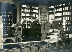 Баск. аптека Грана в Котке, где он начинал карьеру. ф.1910х