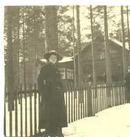 Кися у дерева в Уусикиркко 13.3.1921