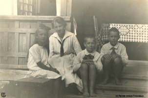 Павел Георгий и Соня Глазовы авг 1920 с губернанткой в Финляндии
