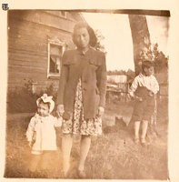 1949,во дворе дома,Ида Григорьевна и Влад Николаевич с дочкой Галей