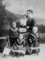 Е.Г.Комарова-Данилевская с детьми 1882 Ц.Село
