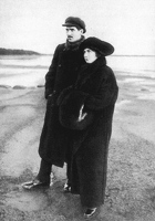 Чуковский с женой на даче