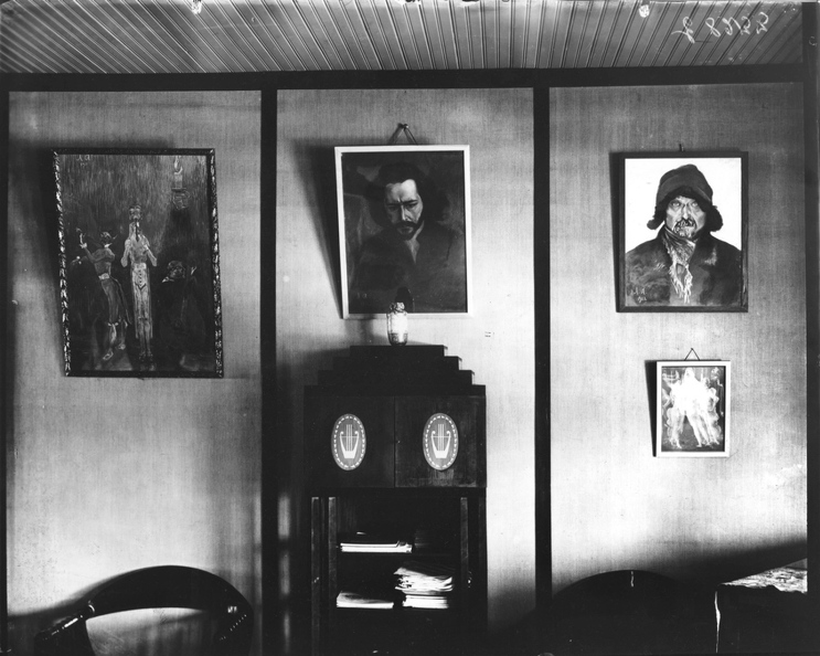 Комната жены Анны Ильиничны. На стене картины Л.Н. Андреева (слева направо): «Музыканты», «Автопротрет», «Финн». ЦГАКФФД СПб